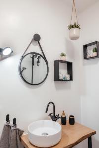 een badkamer met een wastafel en een spiegel aan de muur bij ´La Primavera ´ in Roquebrune-Cap-Martin