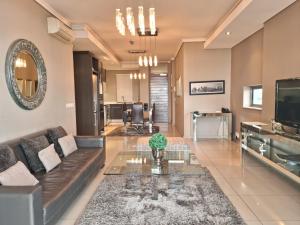 sala de estar con sofá y mesa en The Residences at Crystal Towers en Ciudad del Cabo