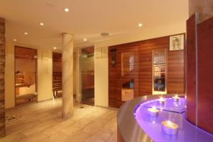un soggiorno con bancone viola con candele di Hotel Appart Peter a Sölden