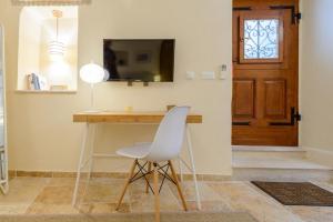 Camera con scrivania, sedia e TV. di Apartment Sympa a Dubrovnik