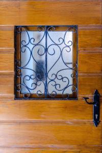 una porta metallica con finestra su una parete di legno di Apartment Sympa a Dubrovnik
