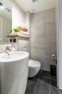 a bathroom with a sink, toilet and bathtub at Campeador Inn in Cluj-Napoca