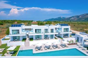 einen Luftblick auf eine Villa mit einem Pool in der Unterkunft Narciso Thassos Luxury Suites in Skala Prinos