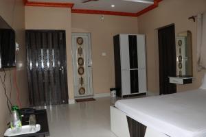 a bedroom with a white bed in a room at Somani Inn in Jhārgrām