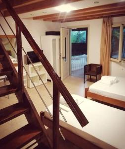 um quarto com uma escada que leva a um quarto em Bochtis Acrogiali em Ammoudia