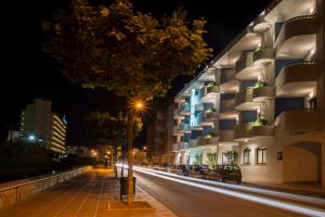 a city street at night with a building w obiekcie Hotel Jaime I w mieście Peñíscola