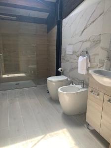 uma casa de banho com uma banheira, um WC e um lavatório. em Le Saline Rooms Marzamemi em Marzamemi