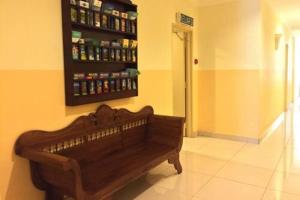 una panchina di legno seduta in una stanza con un piccazicistacistacistacista di Sun Inns Hotel Kepong near Hospital Sungai Buloh a Kuala Lumpur