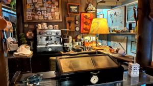 uma cozinha com um fogão e um lavatório num quarto em Pousada Ilha do Mel Café na Ilha do Mel