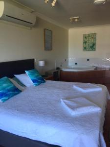 Ένα ή περισσότερα κρεβάτια σε δωμάτιο στο Villa 21 The Coral Cove Resort