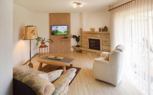 ein Wohnzimmer mit einem Sofa und einem Tisch in der Unterkunft Haus Wegener in Bad Sassendorf
