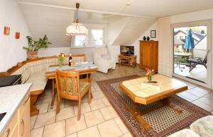 uma cozinha e sala de estar com mesa e cadeiras em Haus Wegener em Bad Sassendorf
