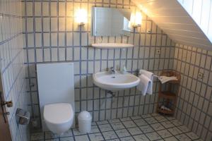 Koupelna v ubytování Haus Wegener + 28 fotografií