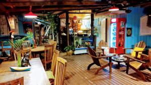 Un restaurante o sitio para comer en Pousada Ilha do Mel Café