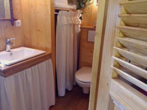 Koupelna v ubytování La Cabane de Cécile-la Hutte