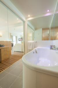 Gallery image of De Vere Cotswold Water Park in Cirencester