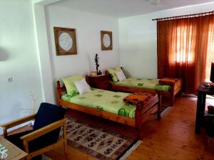 Katil atau katil-katil dalam bilik di Kosta's romantic house