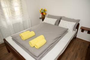 A bed or beds in a room at Vikend kuca Mir