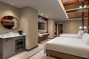 Postel nebo postele na pokoji v ubytování Limak Skopje Luxury Hotel