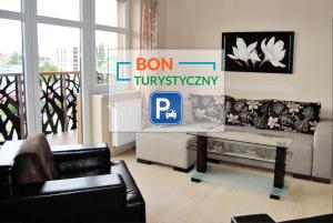 - un salon avec un canapé et une table basse dans l'établissement Royal Apartments - Apartamenty Jagiełły, à Wrocław