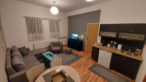 Una televisión o centro de entretenimiento en Apartment Bascarsija