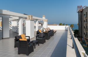 une rangée de chaises sur le toit d'un bâtiment dans l'établissement Hotel Perla del Sur, à Torremolinos