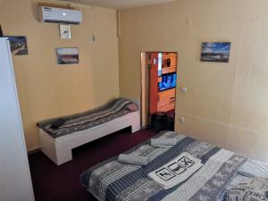 Cette chambre comprend 2 lits et une télévision. dans l'établissement Apartman Nik-Rom, à Gradiška