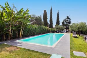 uma piscina no quintal de uma casa em Corte Benaco by Wonderful Italy em Toscolano Maderno