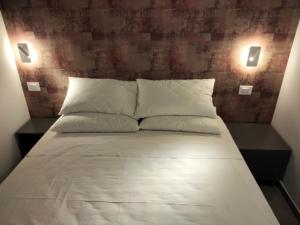 A bed or beds in a room at Hotel Beaurivage