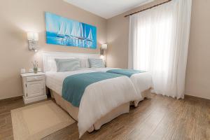 Postel nebo postele na pokoji v ubytování Vitalclass Lanzarote Resort + 37 fotografií