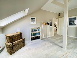 a living room with a book shelf and a table at Ankerplatz Neumünster in Neumünster