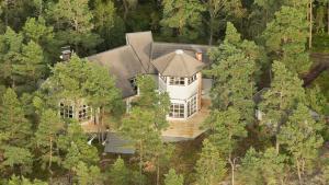 widok z góry na duży dom w lesie w obiekcie Villa Bergholmen w mieście Taalintehdas
