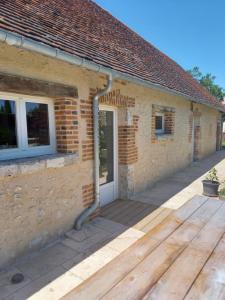 un’estensione della casa con una porta che perde sul lato di logement indépendant a Tour-en-Sologne