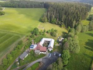 uma vista aérea de uma casa num campo em Pension Untere Rauner Muehle em Bad Brambach