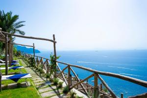 um conjunto de escadas que levam ao oceano em Villa Foglia Amalfi em Amalfi