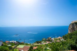 vistas al océano desde una montaña en Villa Foglia Amalfi en Amalfi