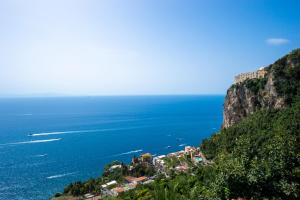 uma cidade numa colina junto ao oceano em Villa Foglia Amalfi em Amalfi