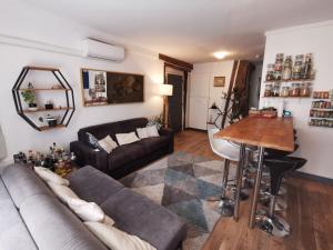 Central & nice ! 3 bedrooms, 2 bathrooms في باريس: غرفة معيشة مع أريكة وطاولة