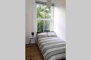 A bed or beds in a room at Lovely 2 Bedroom Flat Wifi Close to the beach