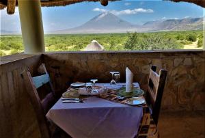 MtowabagaにあるAfrica Safari Lake Natron Campingの遠くの山の景色を望むテーブル +8枚の写真