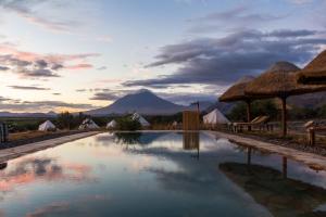 MtowabagaにあるAfrica Safari Lake Natron Campingの山を背景にしたリゾートのプール
