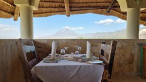 MtowabagaにあるAfrica Safari Lake Natron Campingの山の景色を望むキャンドル付きテーブル