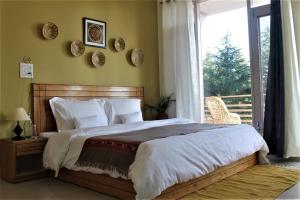 เตียงในห้องที่ Junglaat Stays & Experiences