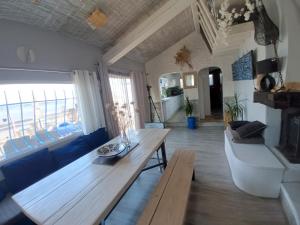 ein Wohnzimmer mit einem Tisch und einem Sofa in der Unterkunft Maison de pecheur in Sigean