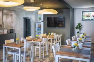 TV a/nebo společenská místnost v ubytování TIMEOUT City Hotel