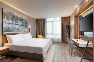 Postel nebo postele na pokoji v ubytování Limak Skopje Luxury Hotel + 37 fotografií