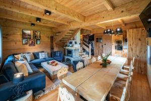 sala de estar con sofá azul y mesa de madera en Chałupki pod Giewontem en Zakopane