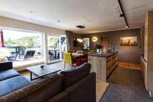 ein Wohnzimmer mit einem Sofa und einem Tisch in der Unterkunft Villa Mama - Luxus und Lebensfreude in Seefeld in Tirol