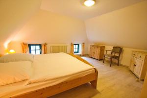 Säng eller sängar i ett rum på wassernahes Haus mit Terrasse und Garten - Ferienhaus Storchennest Haus rechte Seite
