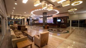 コナクリにあるTitan Select Hotel Ultra All Inclusiveのソファとテーブルのあるロビー
